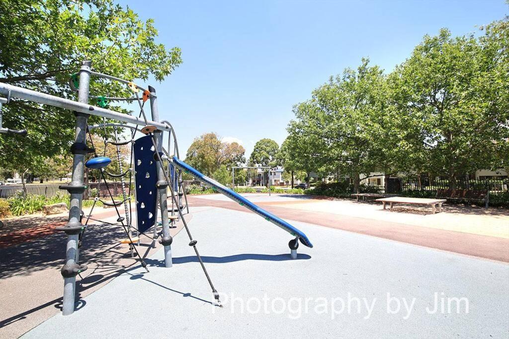 Apartment Lidcombe, Super Comfort, Stylish, Large 2bedrooms, 2 Bath, 2 Free Carpark, Parkview, Free Wifi *
