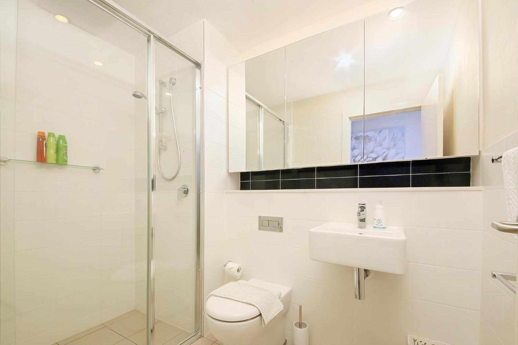 Lidcombe, Super Comfort, Stylish, Large 2bedrooms, 2 Bath, 2 Free Carpark, Parkview, Free Wifi * Sydney