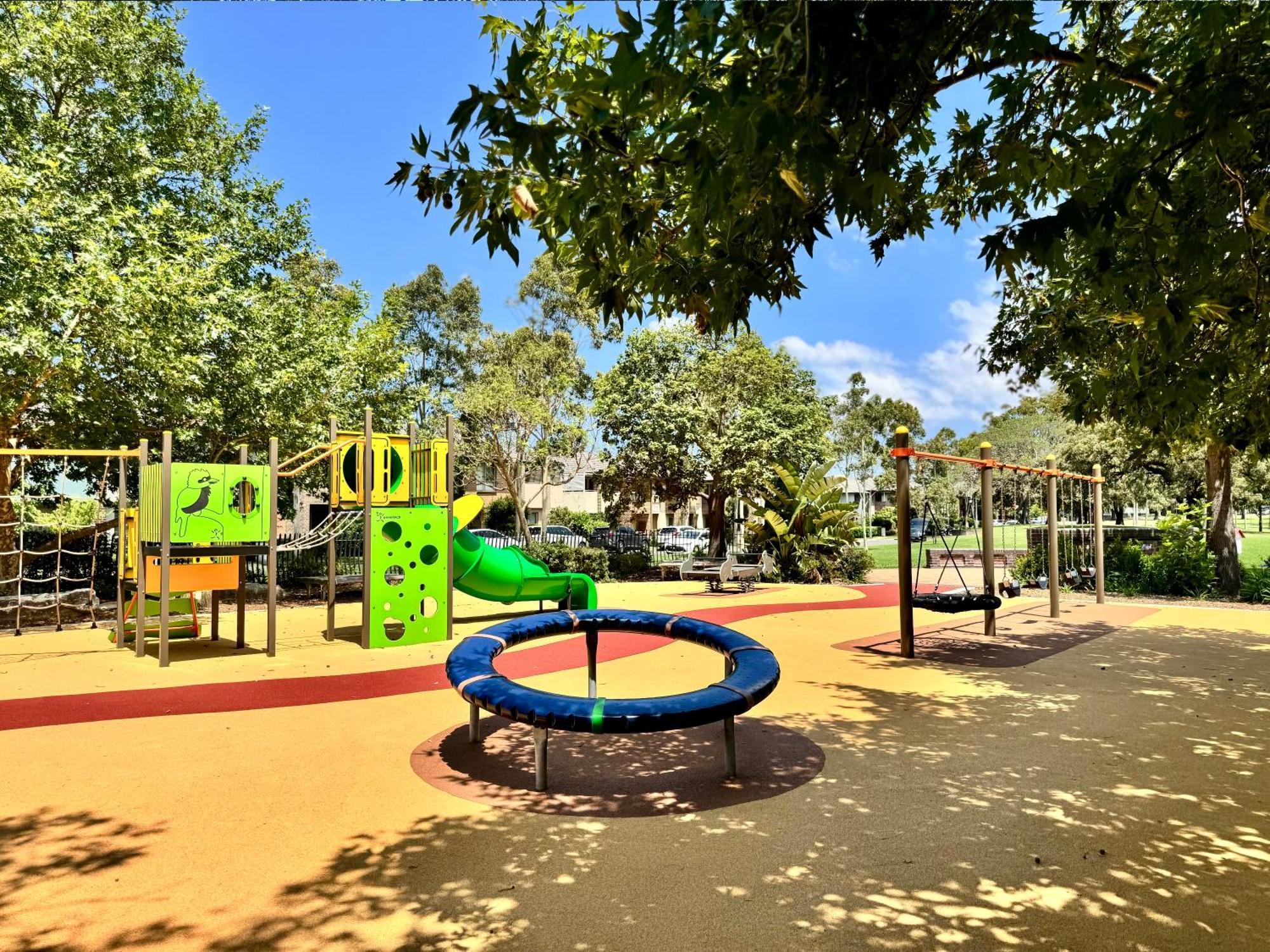 Lidcombe, Super Comfort, Stylish, Large 2bedrooms, 2 Bath, 2 Free Carpark, Parkview, Free Wifi Apartment *
